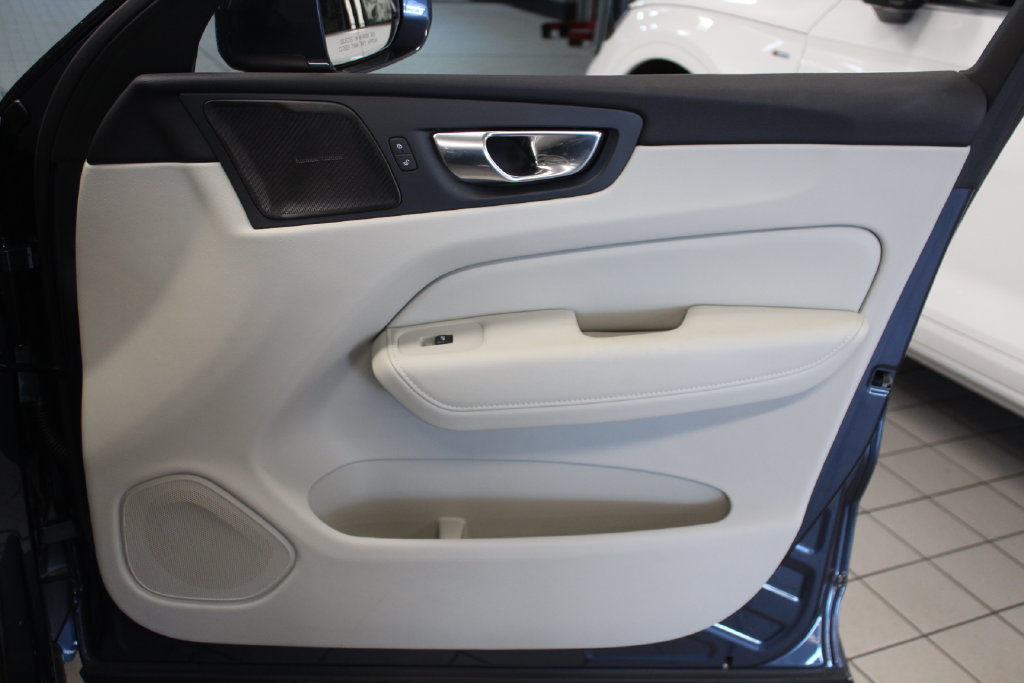 Thumbnail: 2023 Volvo XC60 - 25