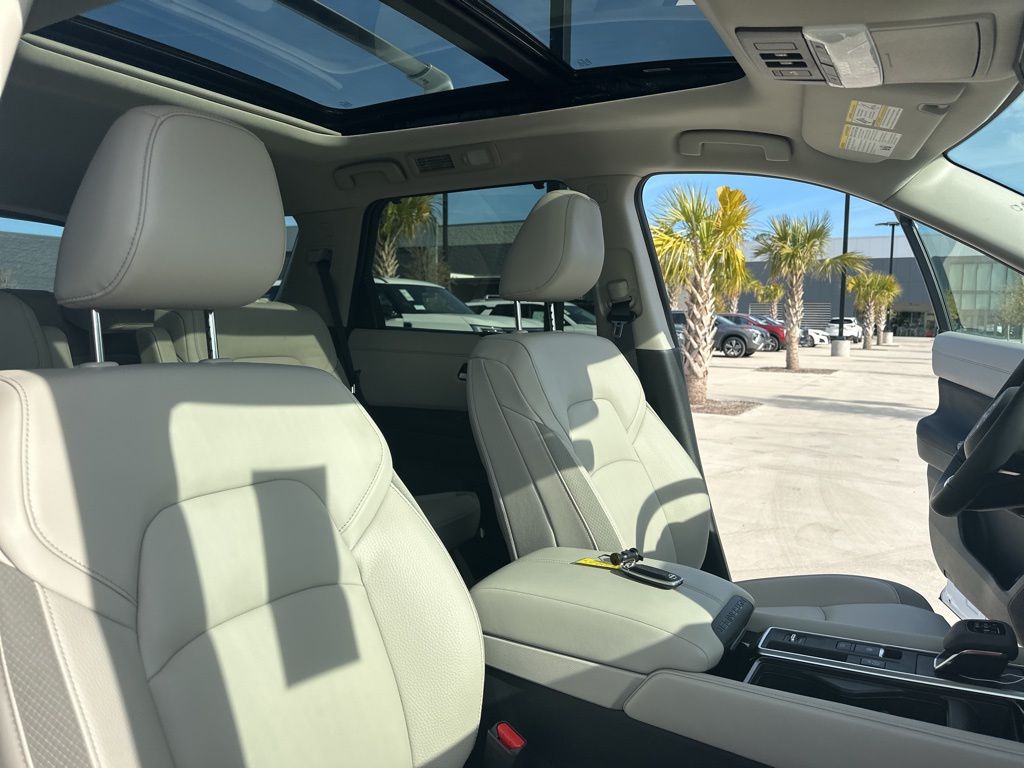 2025 Everest White Pearl Tricoat Nissan Pathfinder SL FWD SUV