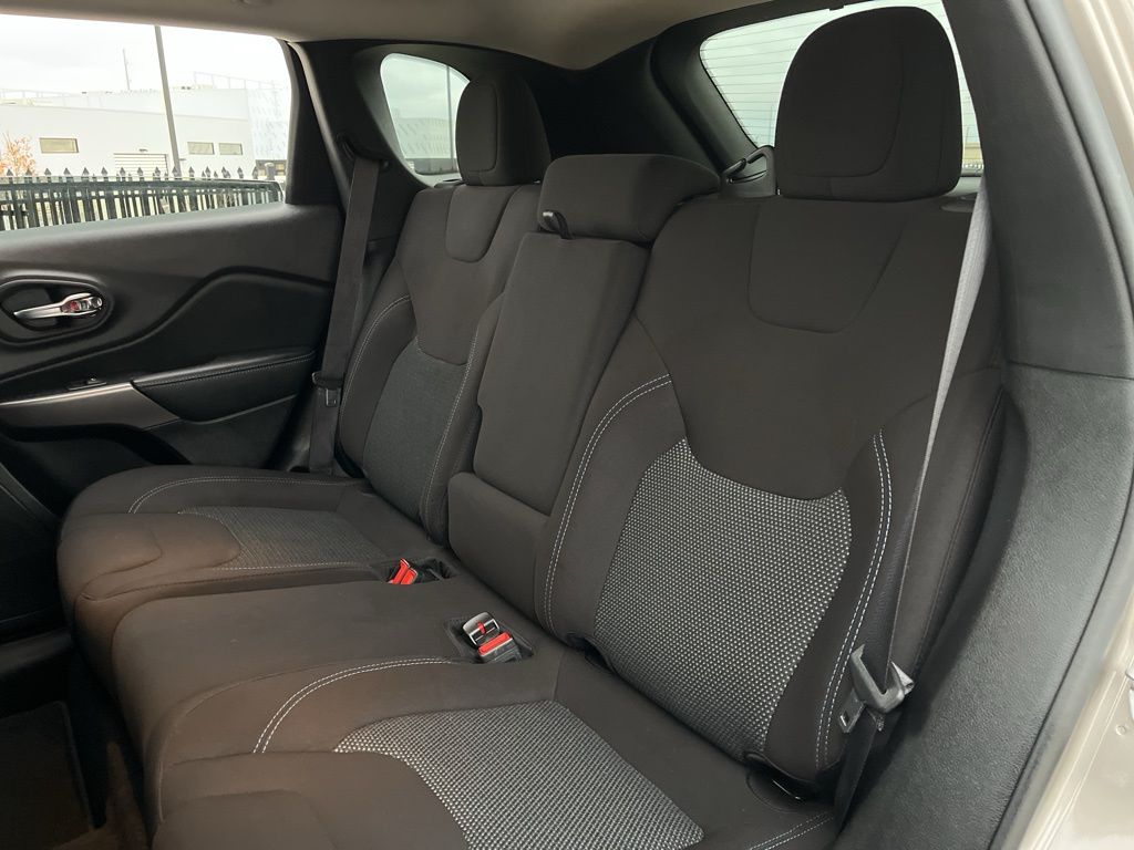 Thumbnail: 2021 Jeep Cherokee - 25