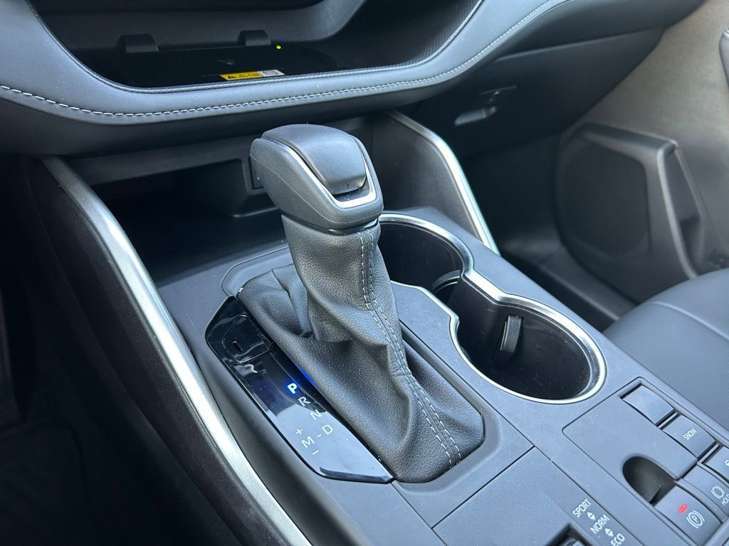 2024 Toyota Highlander XLE 27