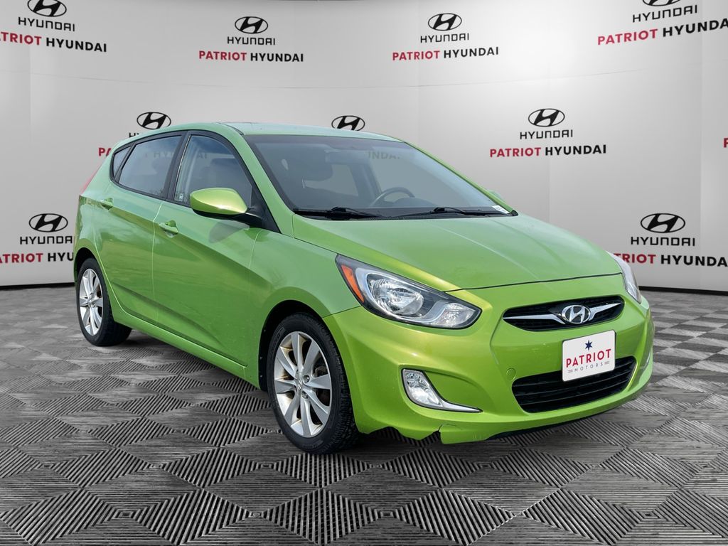 2012 Hyundai Accent SE 4-Door Hatchback FWD