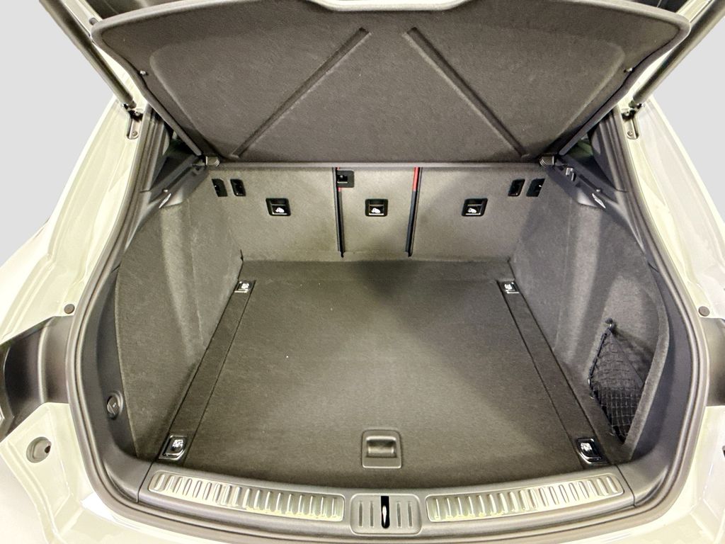 Thumbnail: 2026 Porsche Macan - 29