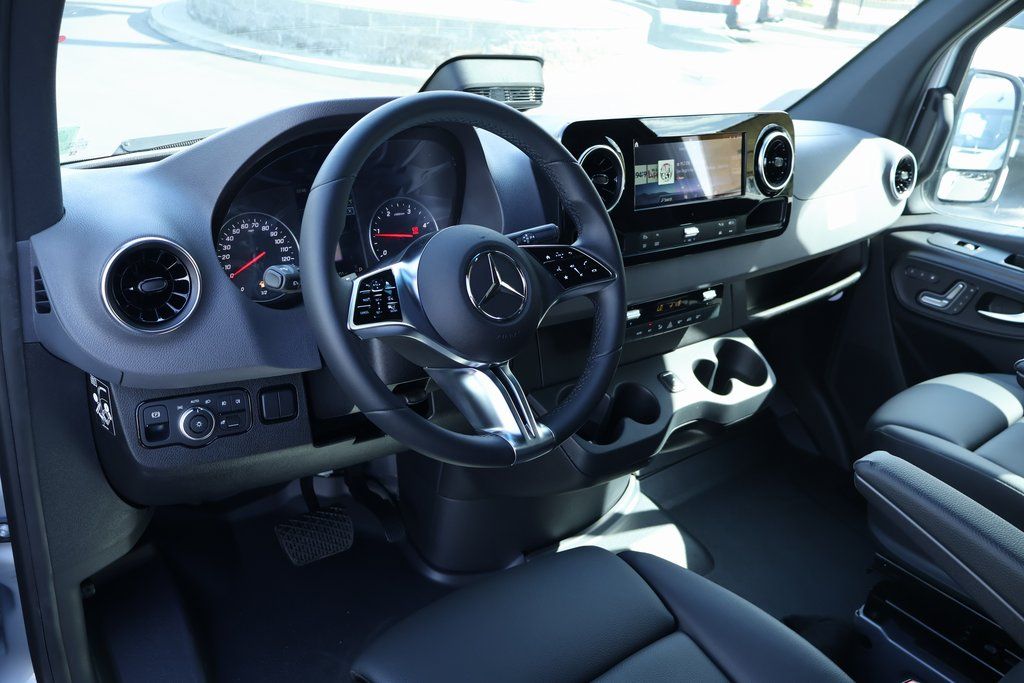Thumbnail: 2025 Mercedes-Benz Sprinter - 3