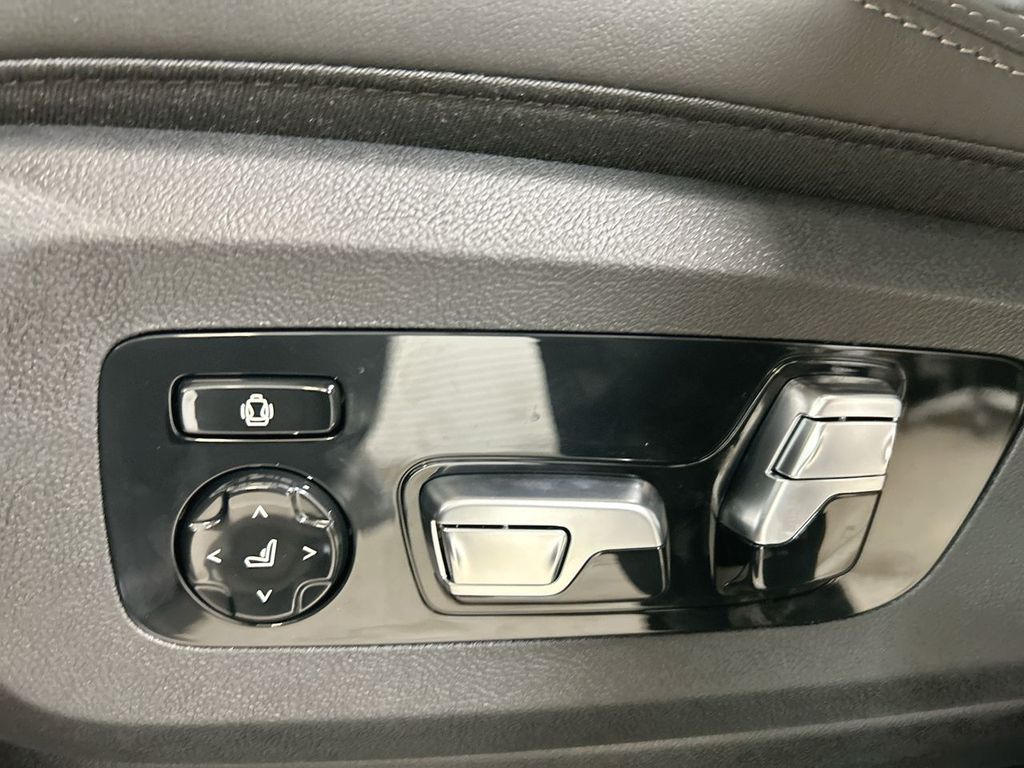 Thumbnail: 2026 BMW X7 - 12