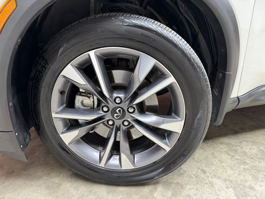 Used 2024 White INFINITI LUXE image 28