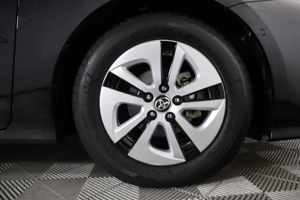 2016 Toyota Prius Four 32