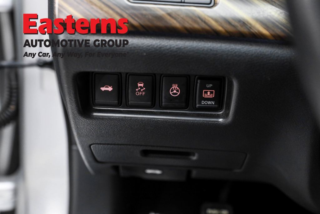 Used 2018 Silver Nissan Platinum image 23