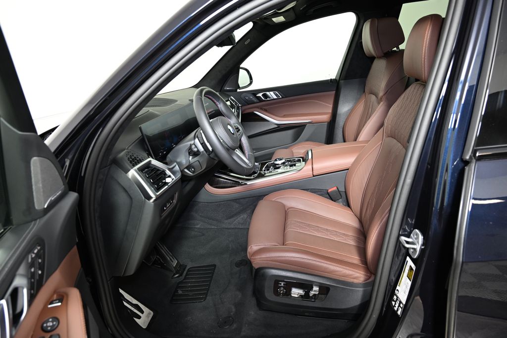 Thumbnail: 2026 BMW X7 - 15