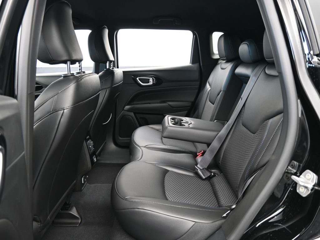 New 2026 Diamond Black Crystal Pearlcoat Jeep Latitude image 27