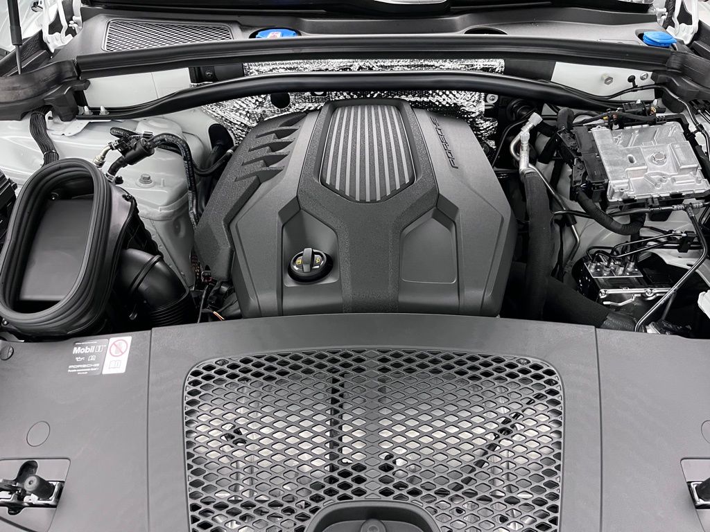 2025 Porsche Macan  28