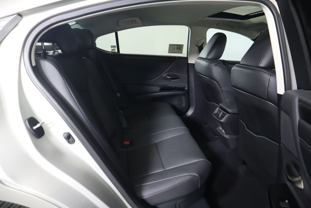 2025 Lexus ES Hybrid 300h 23