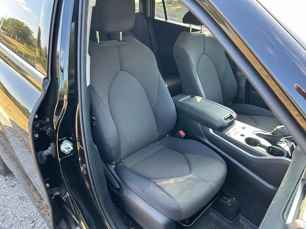 2022 Toyota Highlander LE 16