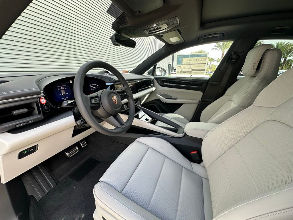 2025 Porsche Macan T 4