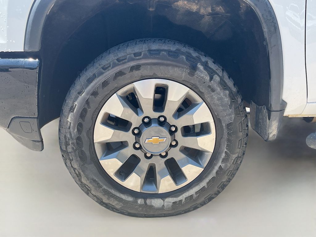 Used 2025 White Chevrolet Custom image 27