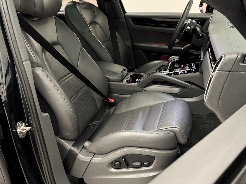 Thumbnail: 2022 Porsche Cayenne - 17