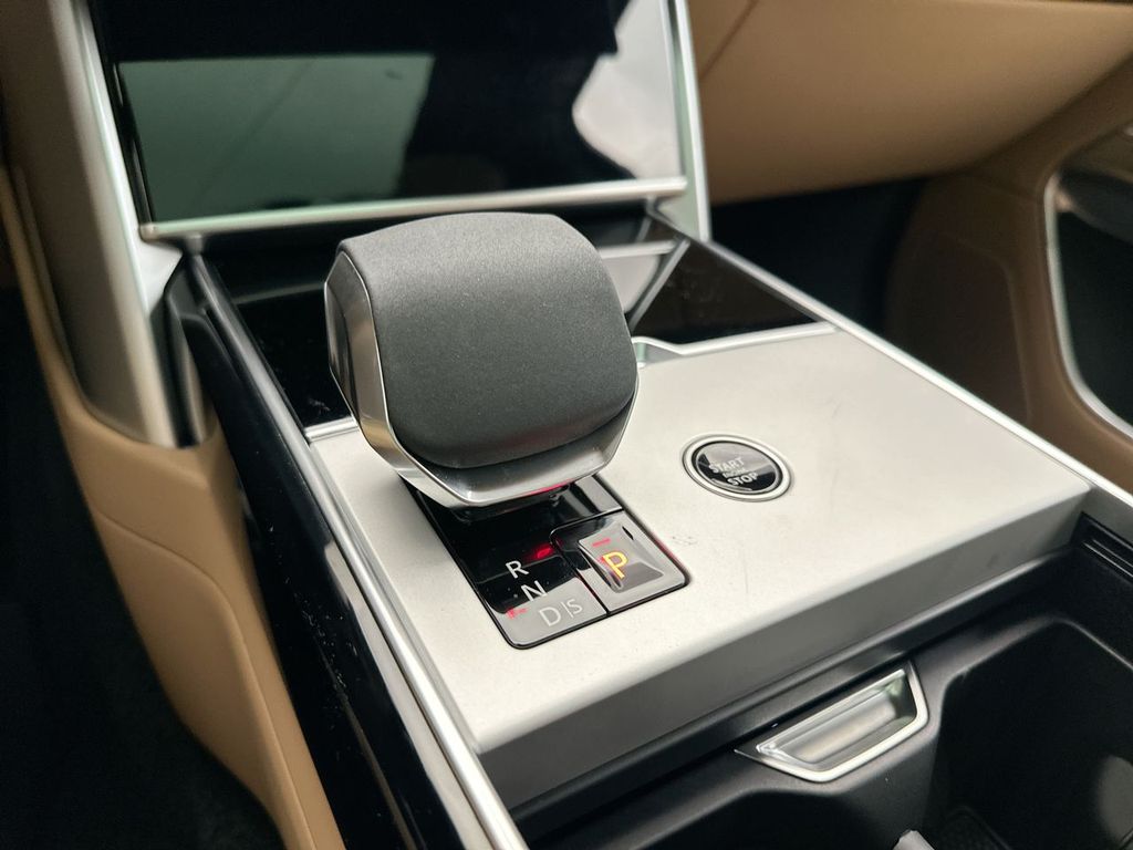 Thumbnail: 2025 Land Rover Range Rover - 12