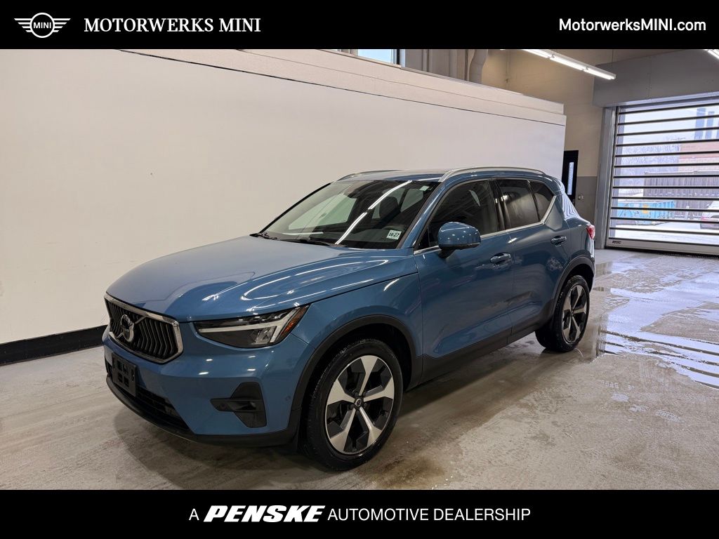 Thumbnail: 2023 Volvo XC40 - 1