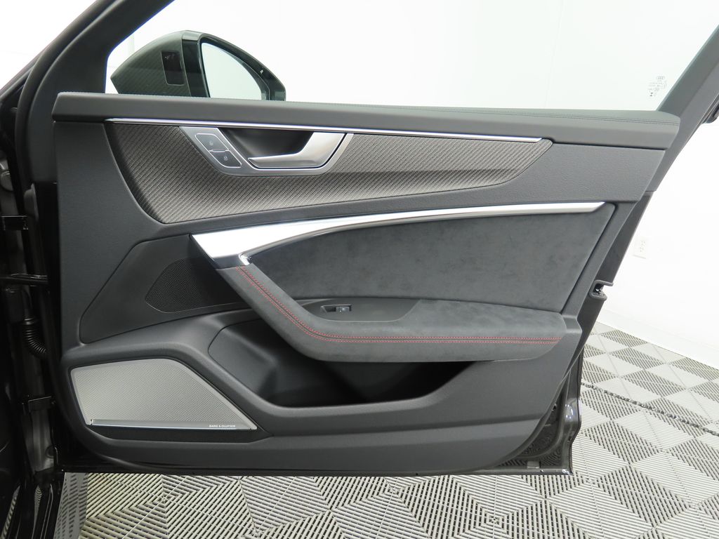 Thumbnail: 2025 Audi RS 6 - 27