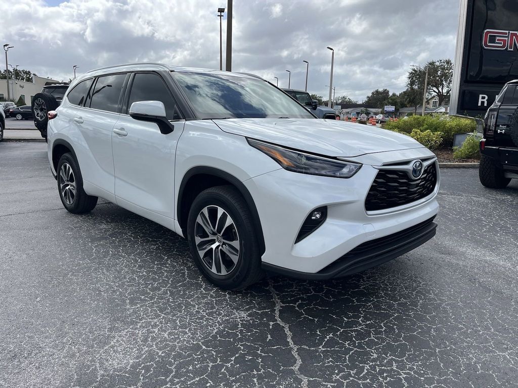 2022 Toyota Highlander Hybrid XLE 2