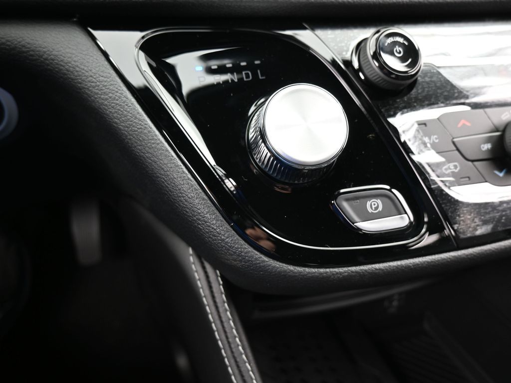 New 2026 Silver Mist Clearcoat Chrysler Limited image 24