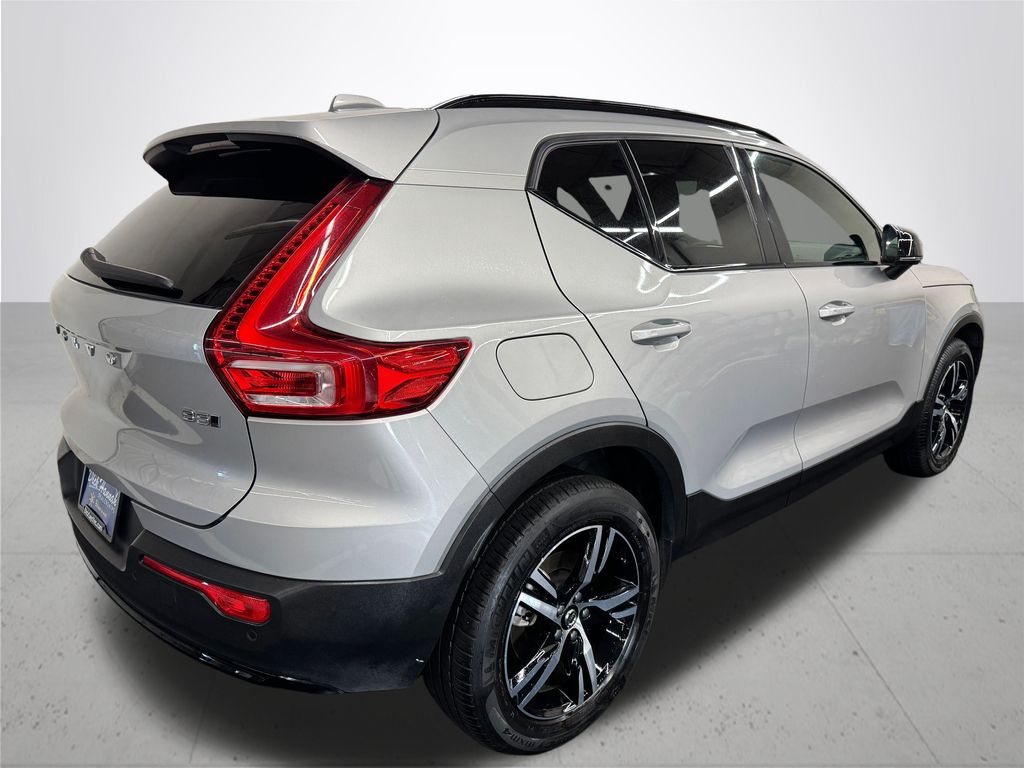 2024 Volvo XC40 B5 Core