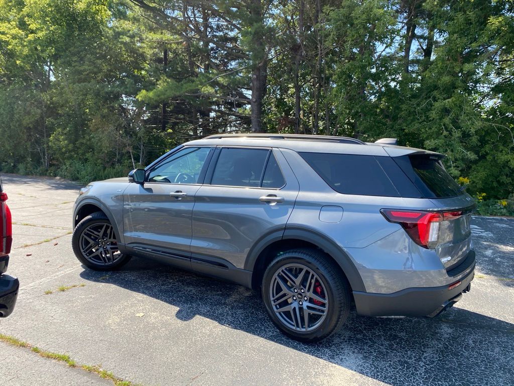 New 2026 Carbonized Gray Metallic Ford ST-Line image 8