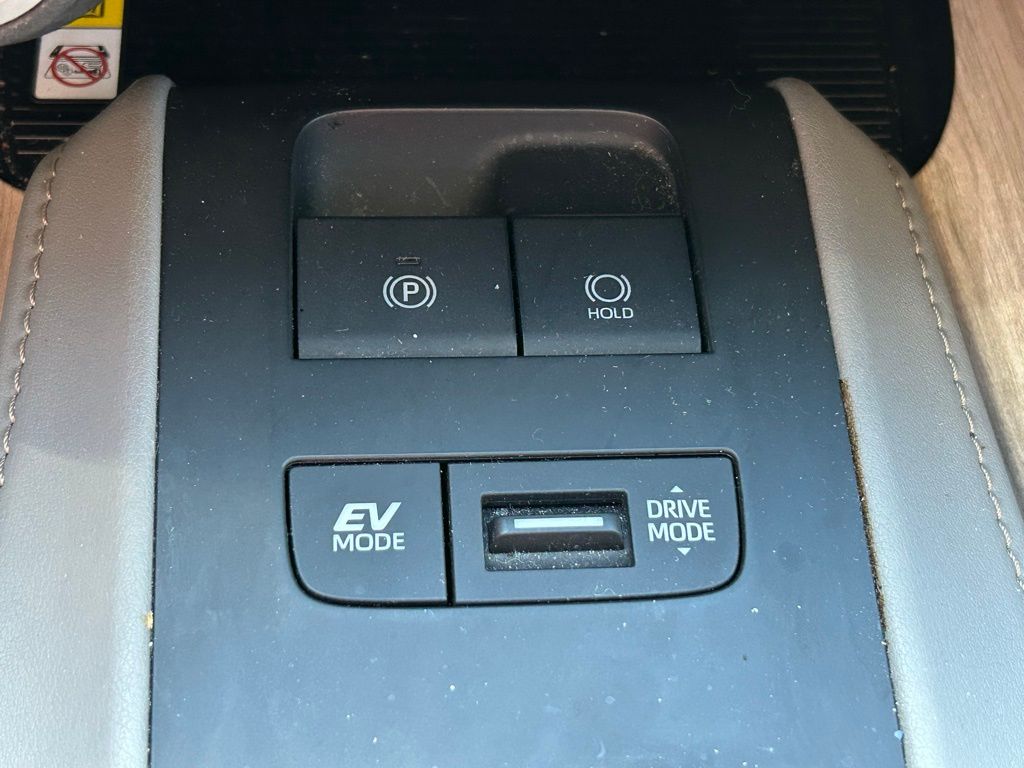 Thumbnail: 2022 Toyota Venza - 28