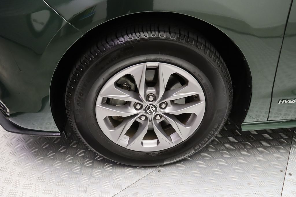 Thumbnail: 2021 Toyota Sienna - 4