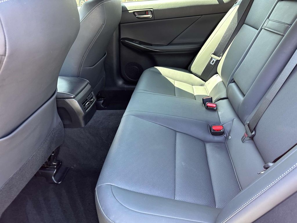 2023 Lexus IS 300 15