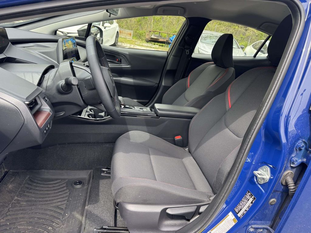 2025 Toyota Prius SE - Photo 12