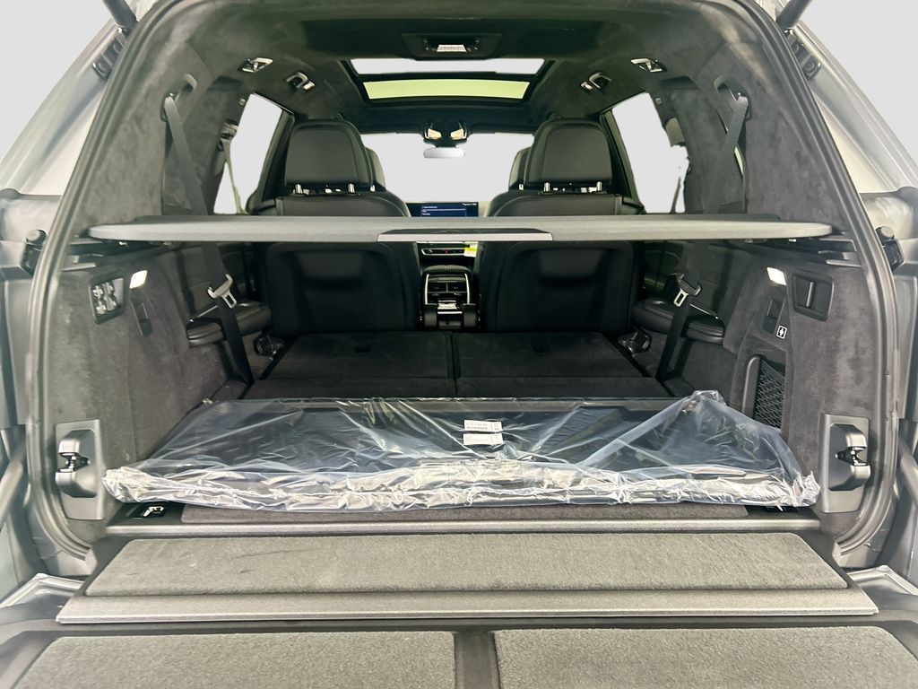 Thumbnail: 2027 BMW X7 - 27