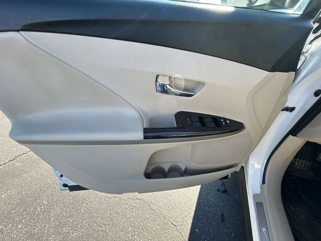 Thumbnail: 2010 Toyota Venza - 13