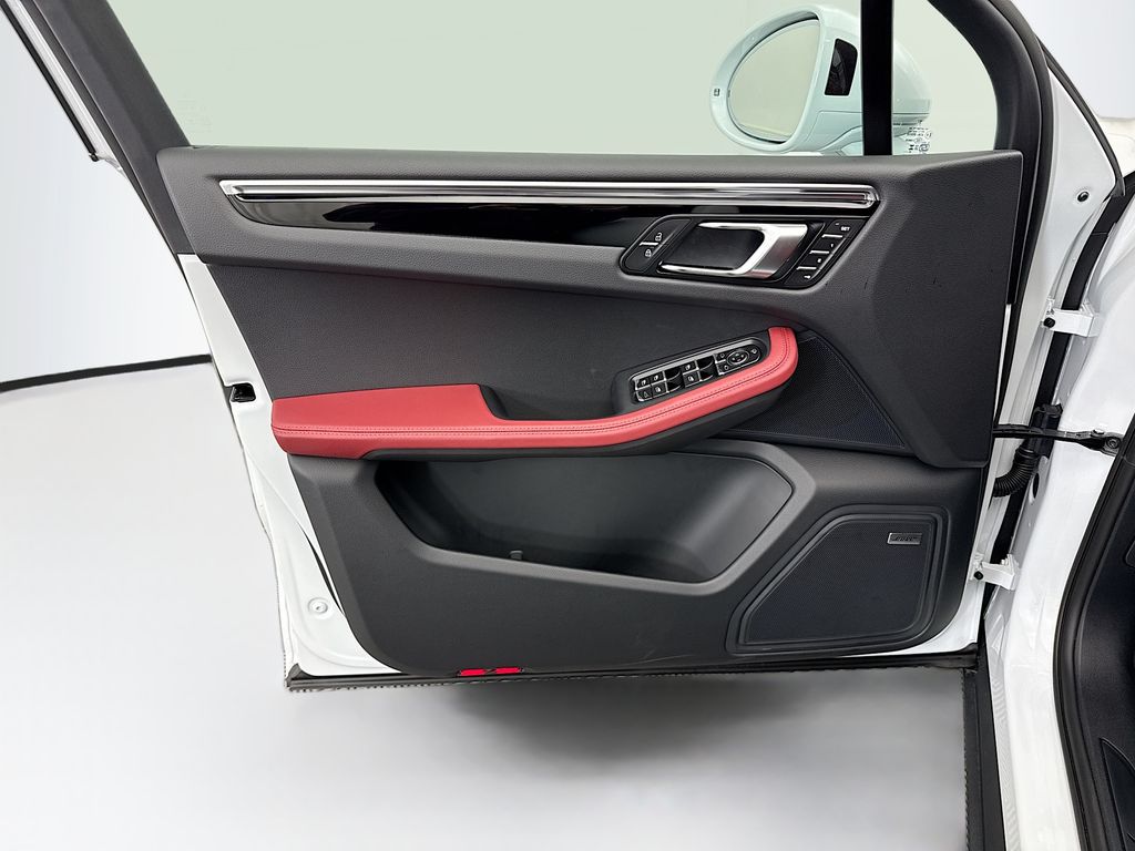 Thumbnail: 2026 Porsche Macan - 25