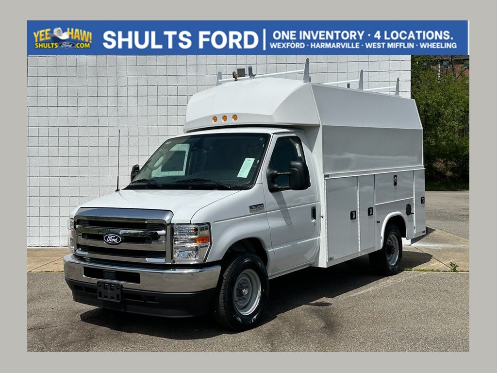 Oxford White 2026 Ford E-Series Chassis Pickup Truck Rear-Wheel Drive 6-Speed Automatic Overdrive