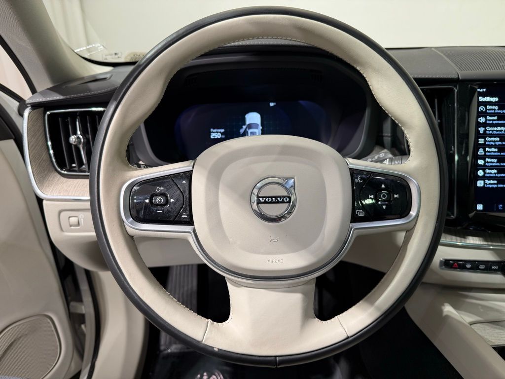 Thumbnail: 2022 Volvo XC60 - 24