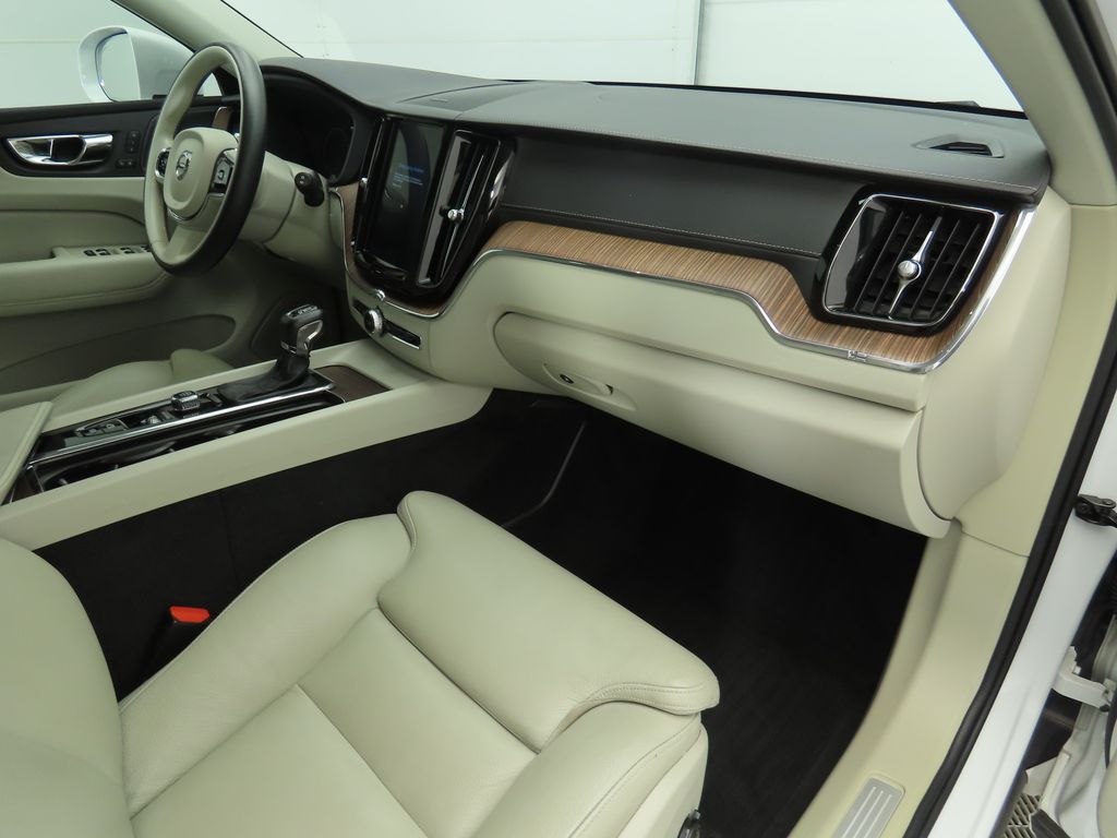 Thumbnail: 2019 Volvo XC60 - 17