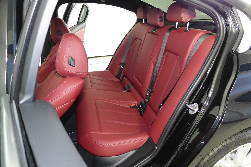 Thumbnail: 2024 BMW 3 Series - 21