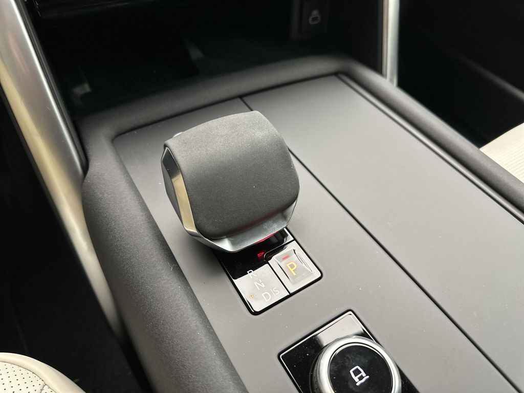 2024 Land Rover Discovery Dynamic SE 17