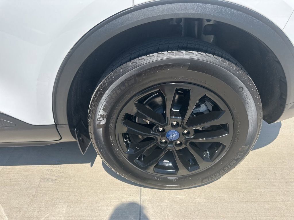 2022 Oxford White Ford Escape SE FWD SUV