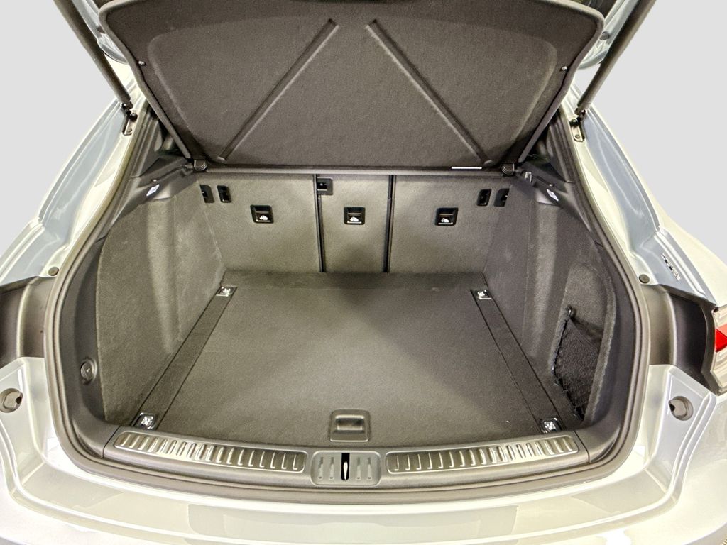 Thumbnail: 2026 Porsche Macan - 29