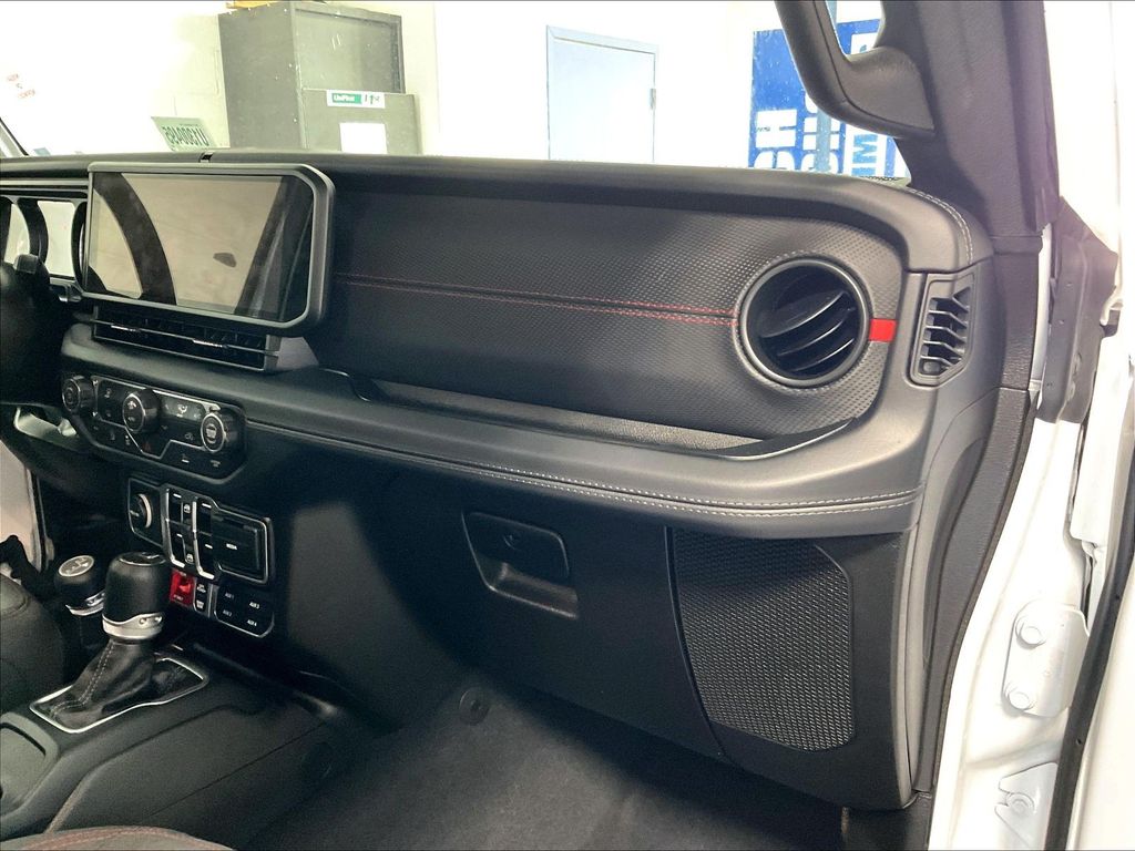 2026 Jeep Gladiator — photo 13