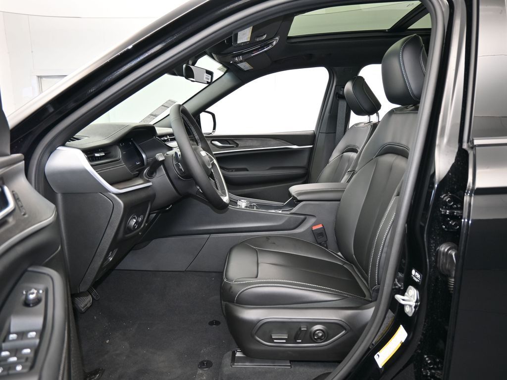 New 2026 Diamond Black Crystal Pearlcoat Jeep Limited image 12