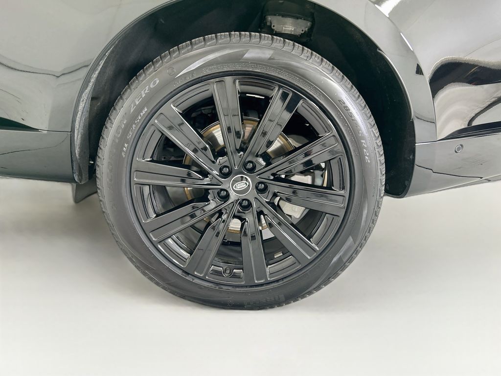 Used 2025  Land Rover SE image 30