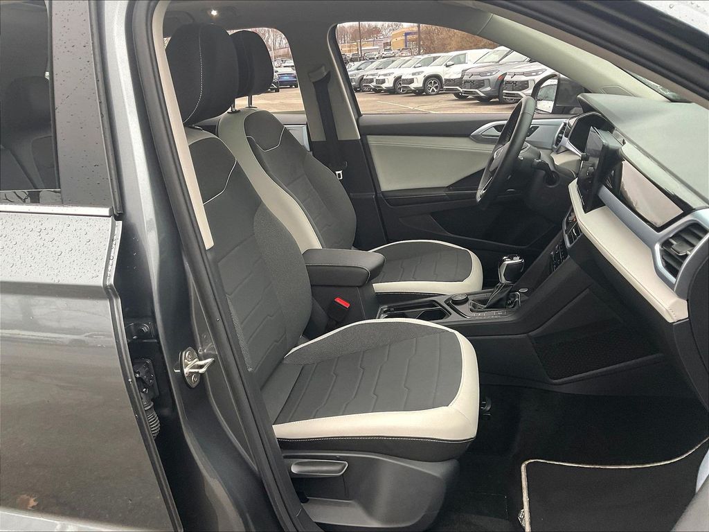 2025 Volkswagen Taos — photo 11