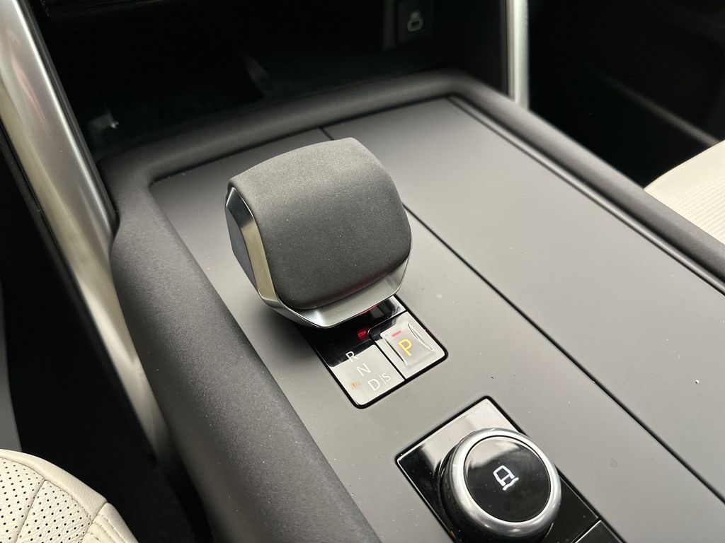 2024 Land Rover Discovery S 17