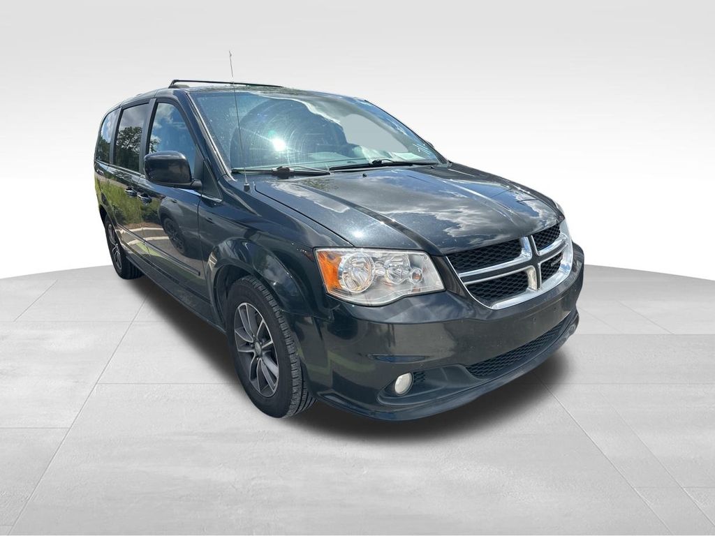 2017 Brilliant Black Crystal Pearlcoat Dodge Grand Caravan SXT FWD Van