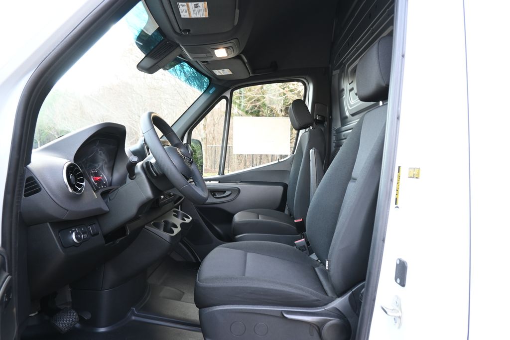 Thumbnail: 2025 Mercedes-Benz Sprinter - 3