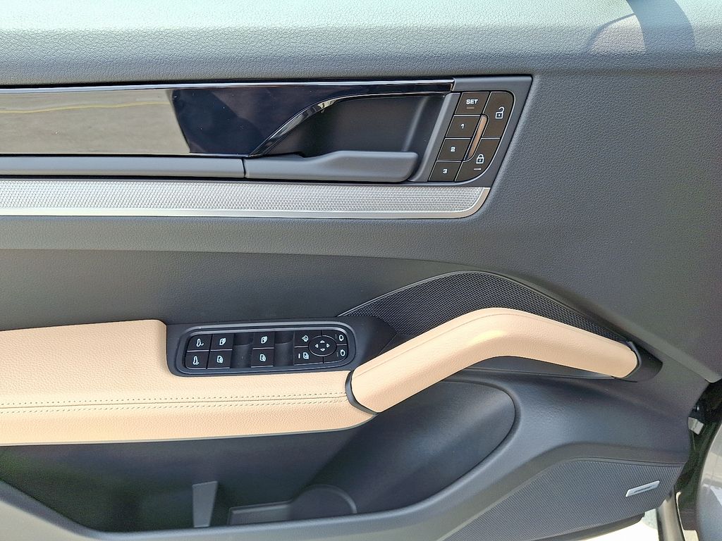 Thumbnail: 2025 Porsche Cayenne - 14