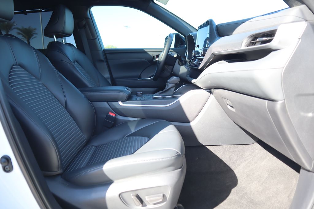 Thumbnail: 2023 Toyota Highlander - 19