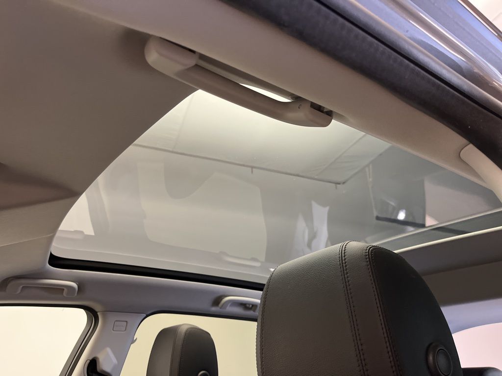 Thumbnail: 2019 Land Rover Discovery Sport - 23